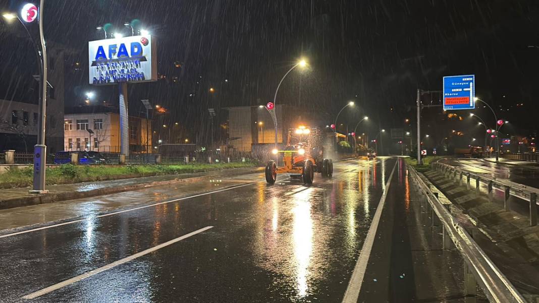 Rize de şiddetli yağışlar etkili oluyor Karayolu çöktü