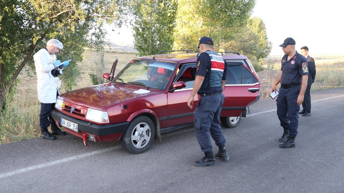 Otomobilde sır dolu cinayet Silahla vurulmuş kadın ve erkek cesedi bulundu