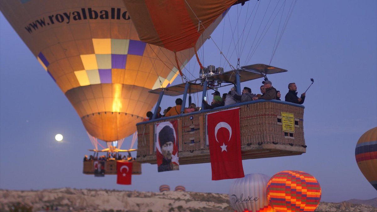 Kapadokyada 100 balon 100 bayrakla havalandı