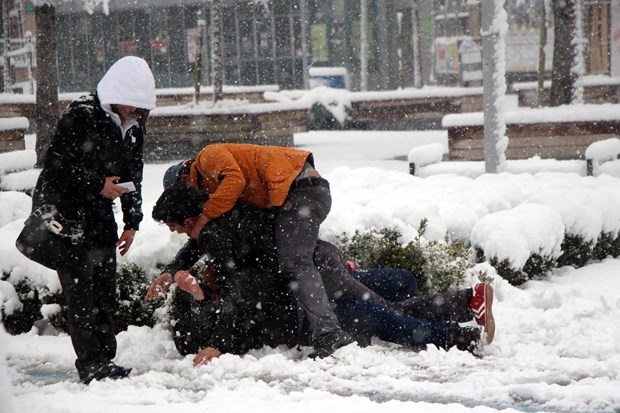 Nisan kapıdan baktırır... 25