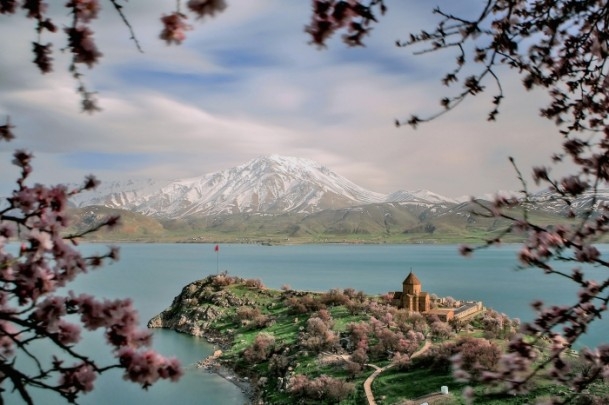 Akdamar güzelliğiyle büyülüyor 4