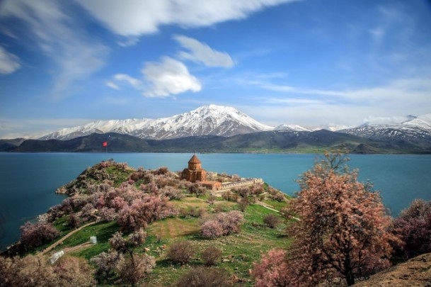 Akdamar güzelliğiyle büyülüyor 8
