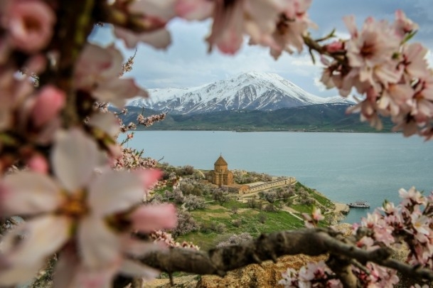 Akdamar güzelliğiyle büyülüyor 9