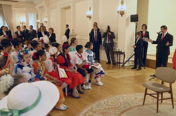 Davutoğlu çocuklarla bir araya geldi 18