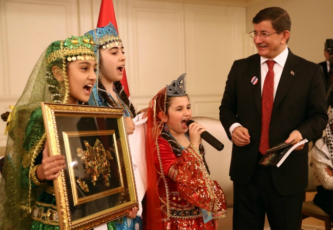 Davutoğlu çocuklarla bir araya geldi 3