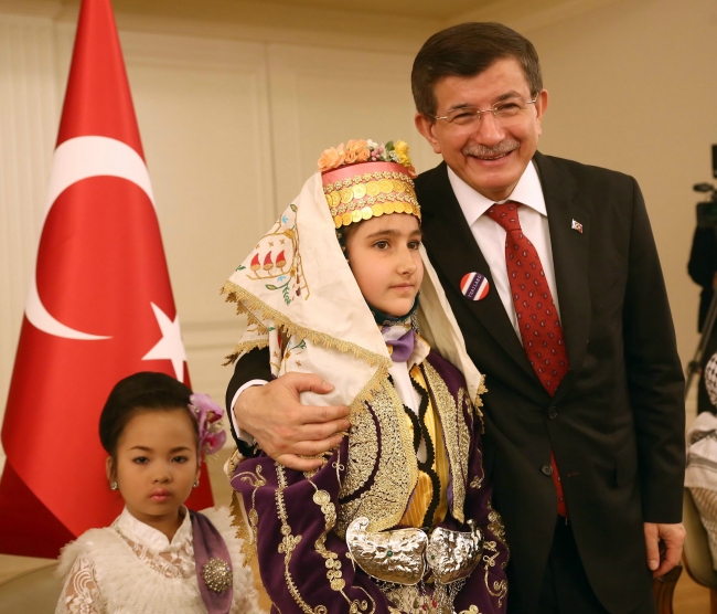 Davutoğlu çocuklarla bir araya geldi 11