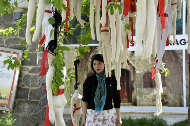 Kadına şiddete "bez bebekli" tepki 1