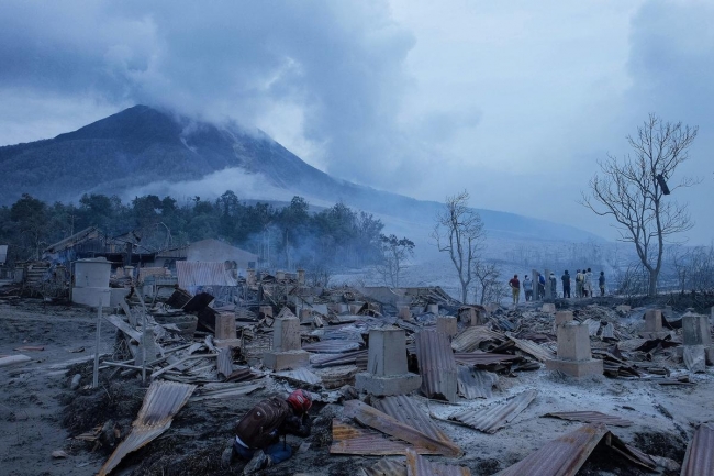 Sinabung yanardağı'nda patlama 7