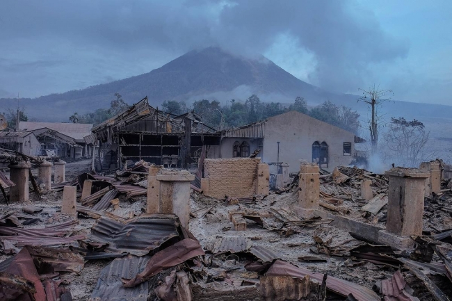 Sinabung yanardağı'nda patlama 8