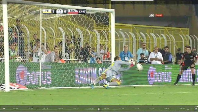 Fenerbahçe'nin kalecisi Mert Günok nişanlandı 3