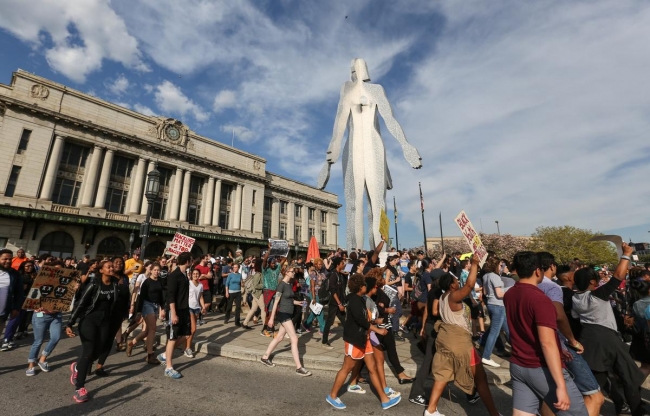 ABD "Baltimore" için ayakta 3