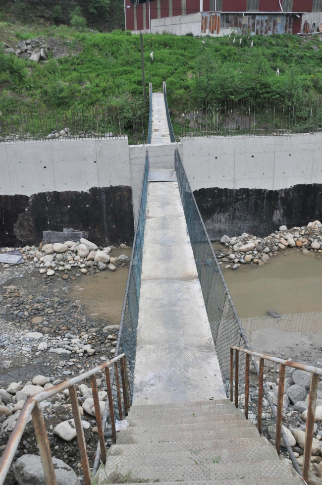 Rize'de fıkra gibi köprü 1