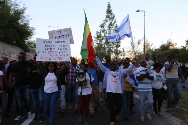 İsrail'de "ırkçı" polis şiddeti 24