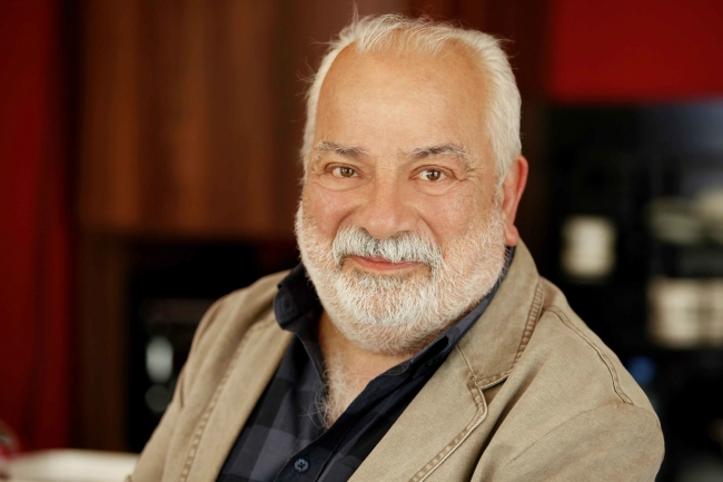 Ve bir gün Zeki Baba ölür, biz ağlarız... 1