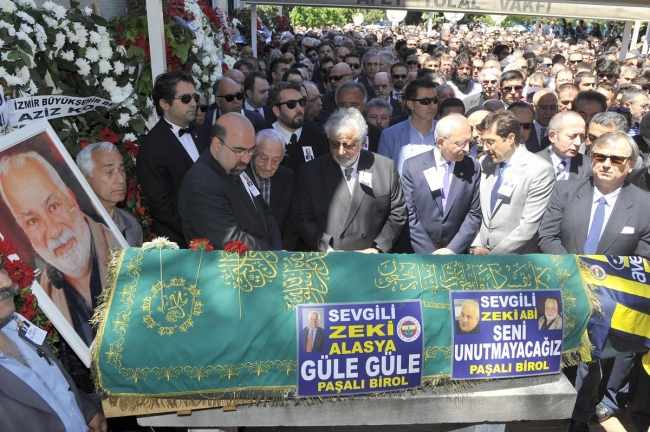 Metin Akpınar, "Yarım gitti" dediği Alasya'yı uğurladı 6