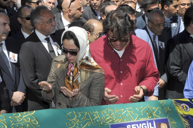 Metin Akpınar, "Yarım gitti" dediği Alasya'yı uğurladı 12