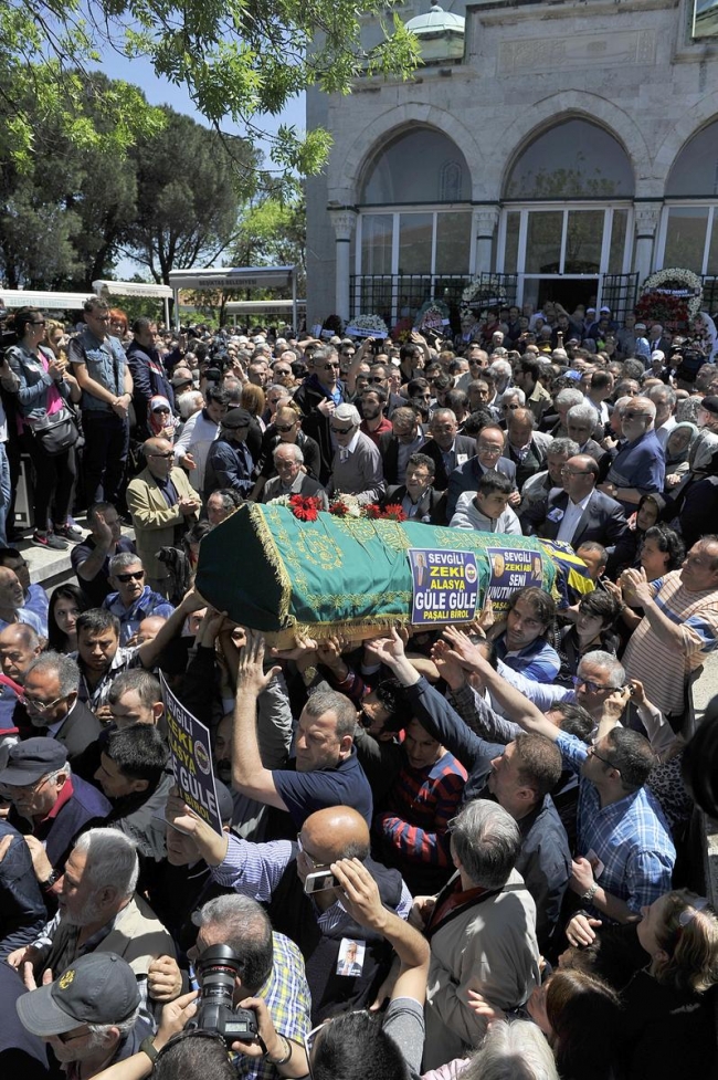 Metin Akpınar, "Yarım gitti" dediği Alasya'yı uğurladı 3