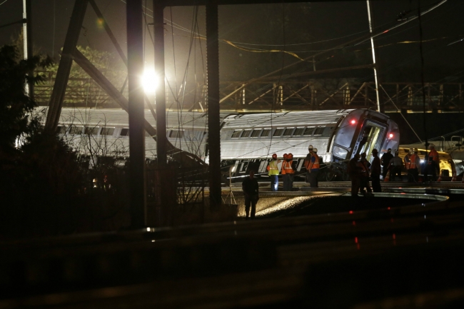 ABD'de 238 yolcusu bulunan tren raydan çıktı 3