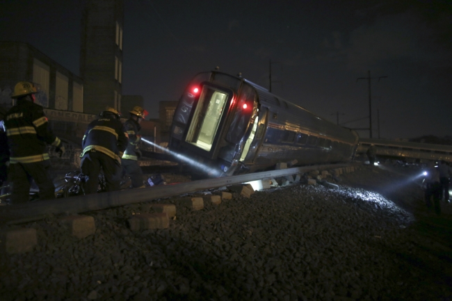 ABD'de 238 yolcusu bulunan tren raydan çıktı 7