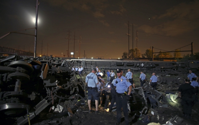 ABD'de 238 yolcusu bulunan tren raydan çıktı 10