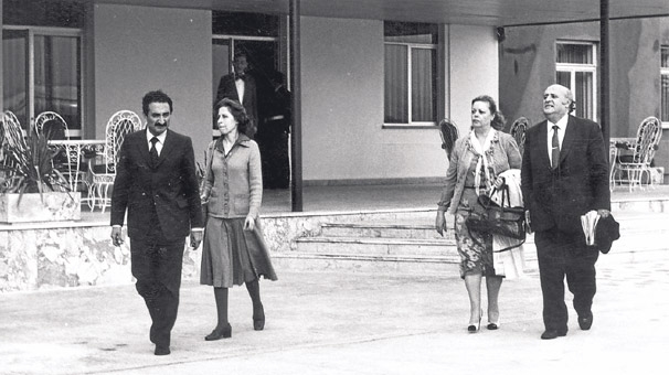 Ve şapkasını alıp gitti... 18