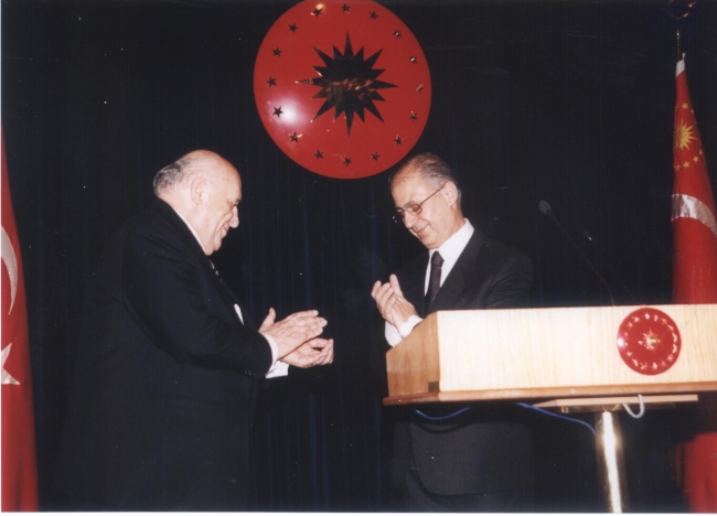 Ve şapkasını alıp gitti... 24