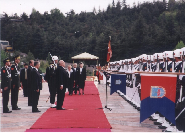 Ve şapkasını alıp gitti... 21