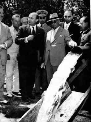 Ve şapkasını alıp gitti... 12