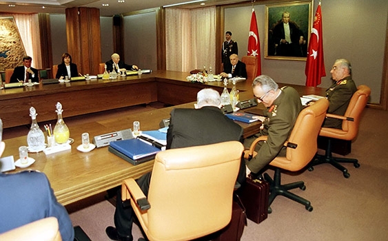 Ve şapkasını alıp gitti... 22