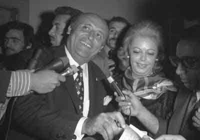 Ve şapkasını alıp gitti... 11