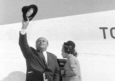 Ve şapkasını alıp gitti... 8