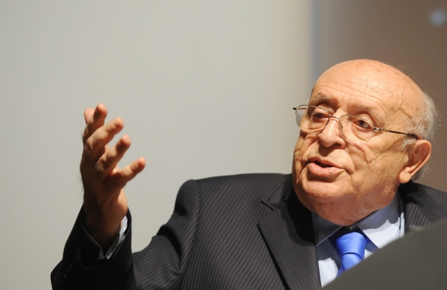 Ve şapkasını alıp gitti... 1