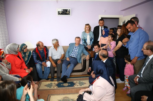 Erdoğan ev ziyaretinde sigara buldu 4