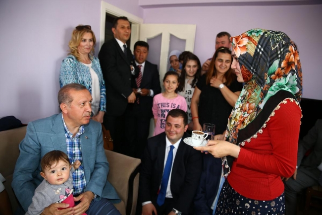 Erdoğan ev ziyaretinde sigara buldu 5