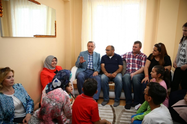 Erdoğan ev ziyaretinde sigara buldu 7