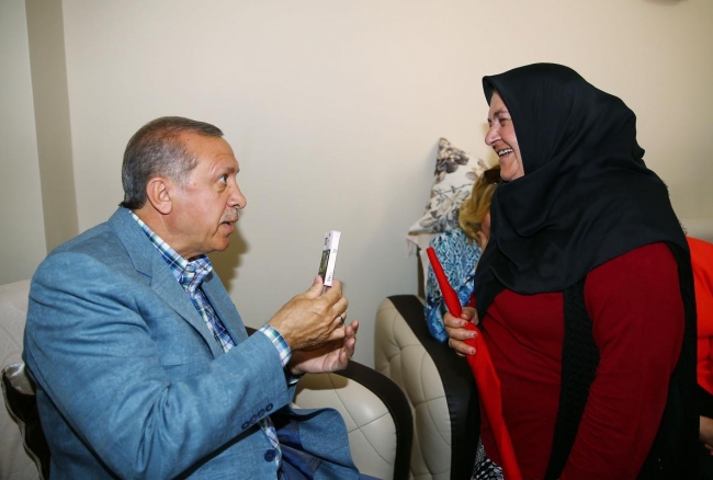 Erdoğan ev ziyaretinde sigara buldu 6