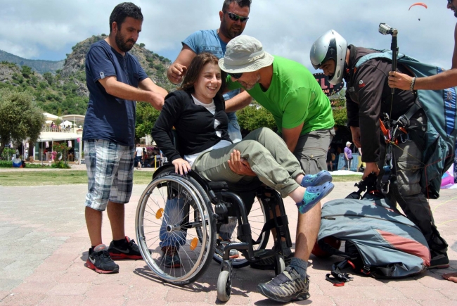 Engelli kızın paraşüt mutluluğu 3