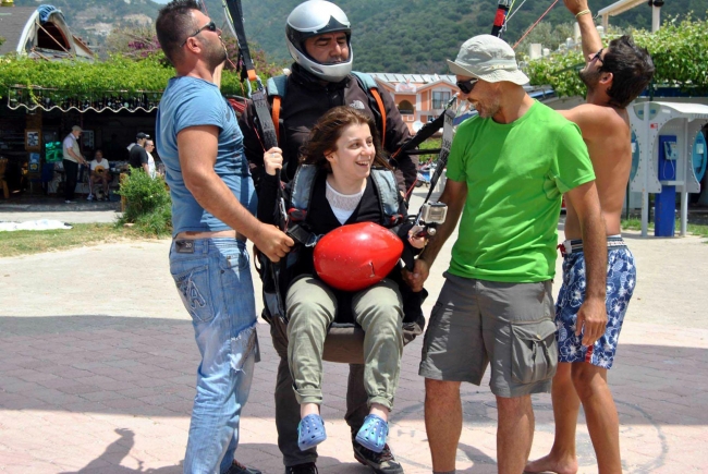 Engelli kızın paraşüt mutluluğu 6