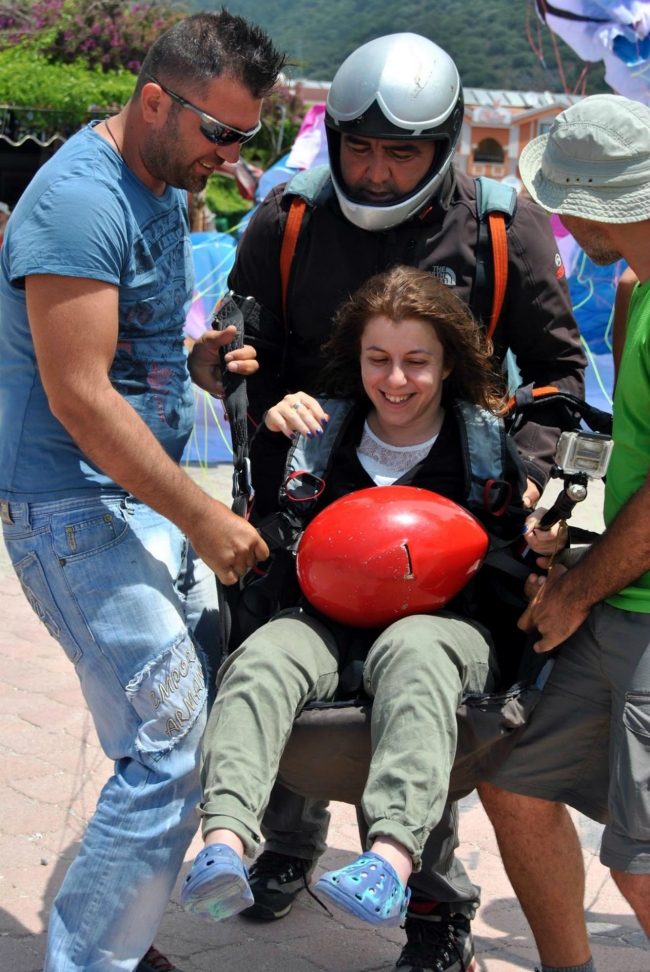 Engelli kızın paraşüt mutluluğu 4