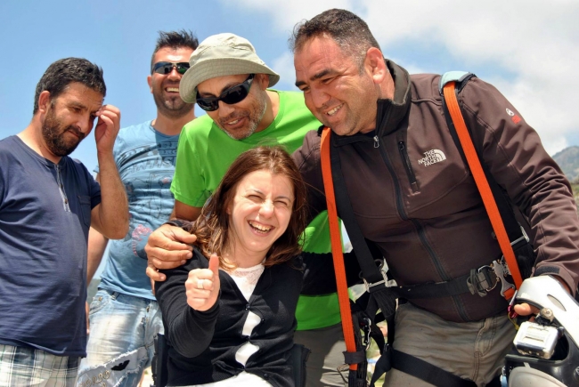 Engelli kızın paraşüt mutluluğu 2