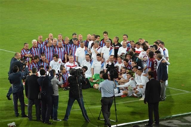 Davutoğlu'ndan hat-trick 12