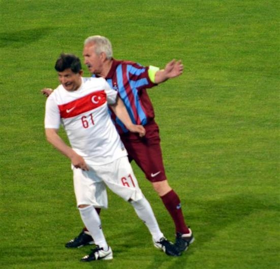 Davutoğlu'ndan hat-trick 5