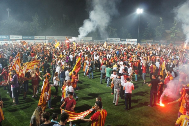 Bayrağı eline alan sokağa çıktı 1