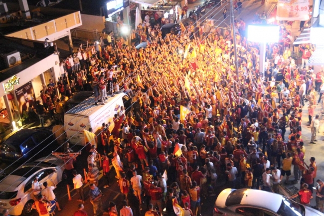 Bayrağı eline alan sokağa çıktı 10