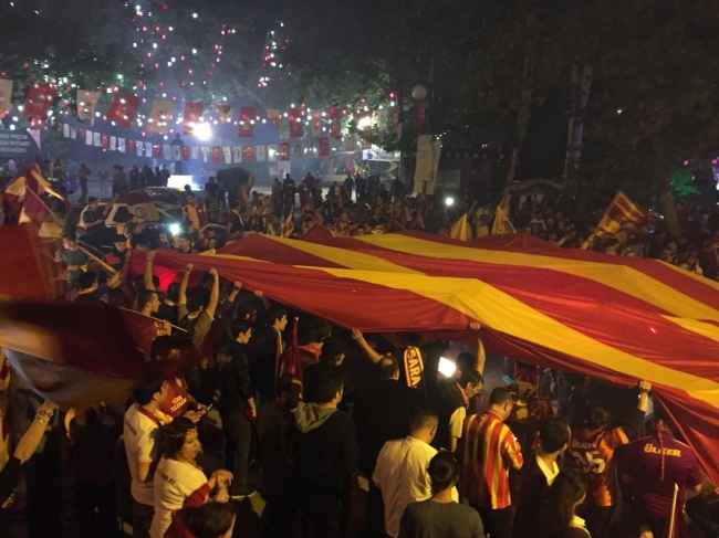 Bayrağı eline alan sokağa çıktı 11