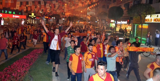 Bayrağı eline alan sokağa çıktı 12