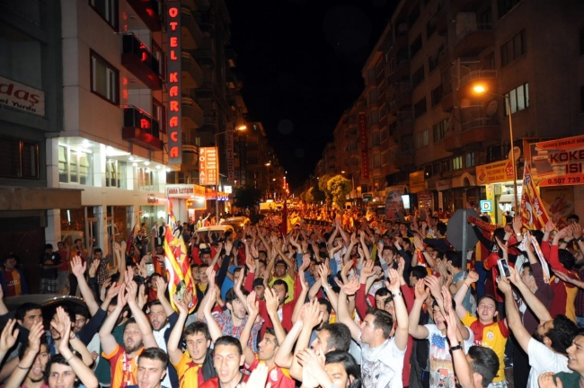 Bayrağı eline alan sokağa çıktı 13