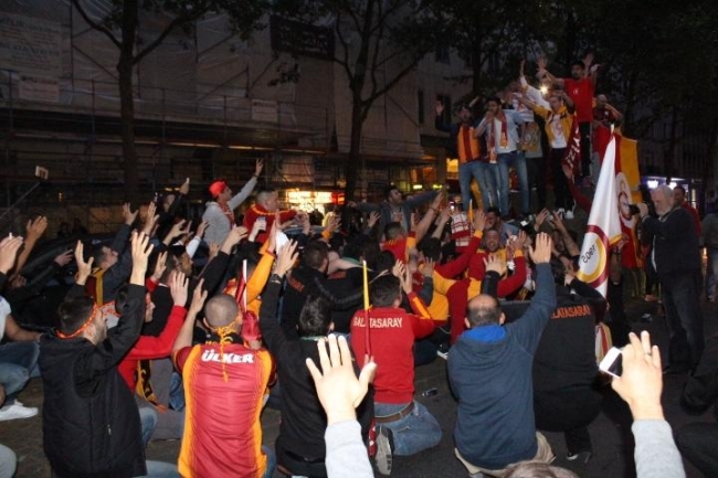 Bayrağı eline alan sokağa çıktı 14