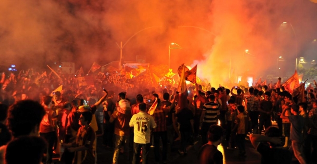 Bayrağı eline alan sokağa çıktı 15