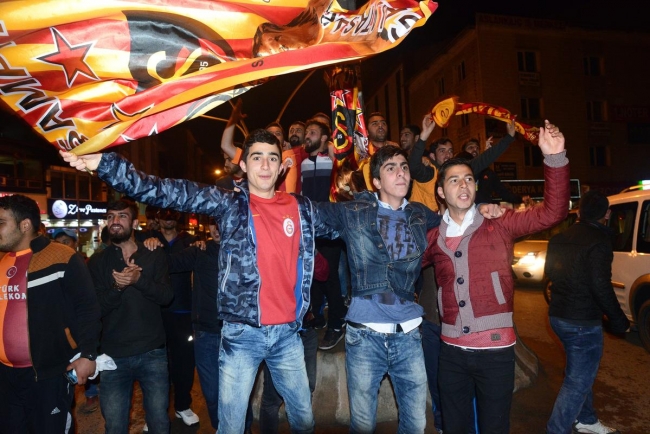 Bayrağı eline alan sokağa çıktı 16